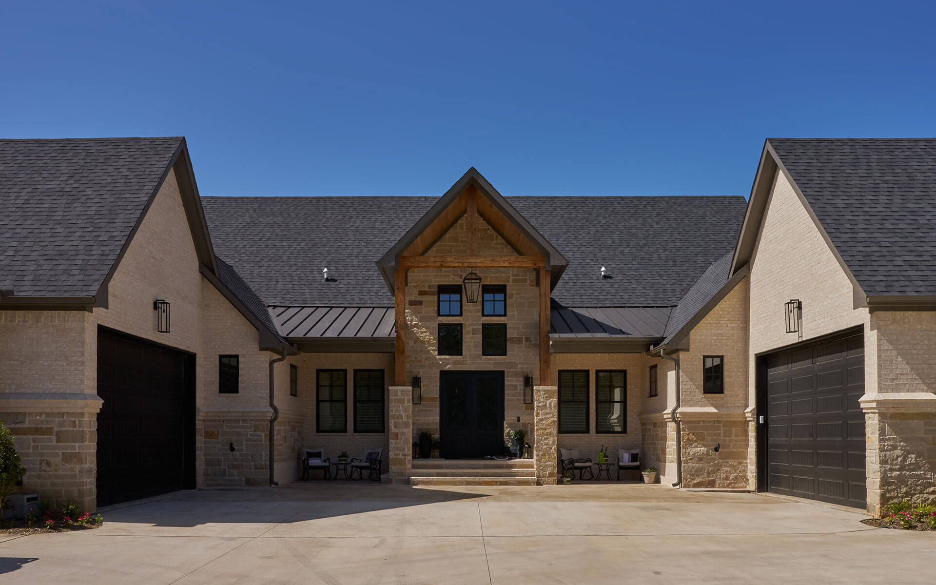 Luxury Lakefront Properties vs Waterfront Homes